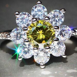 NEW GORGEOUS GREEN FLOWER BLING RING